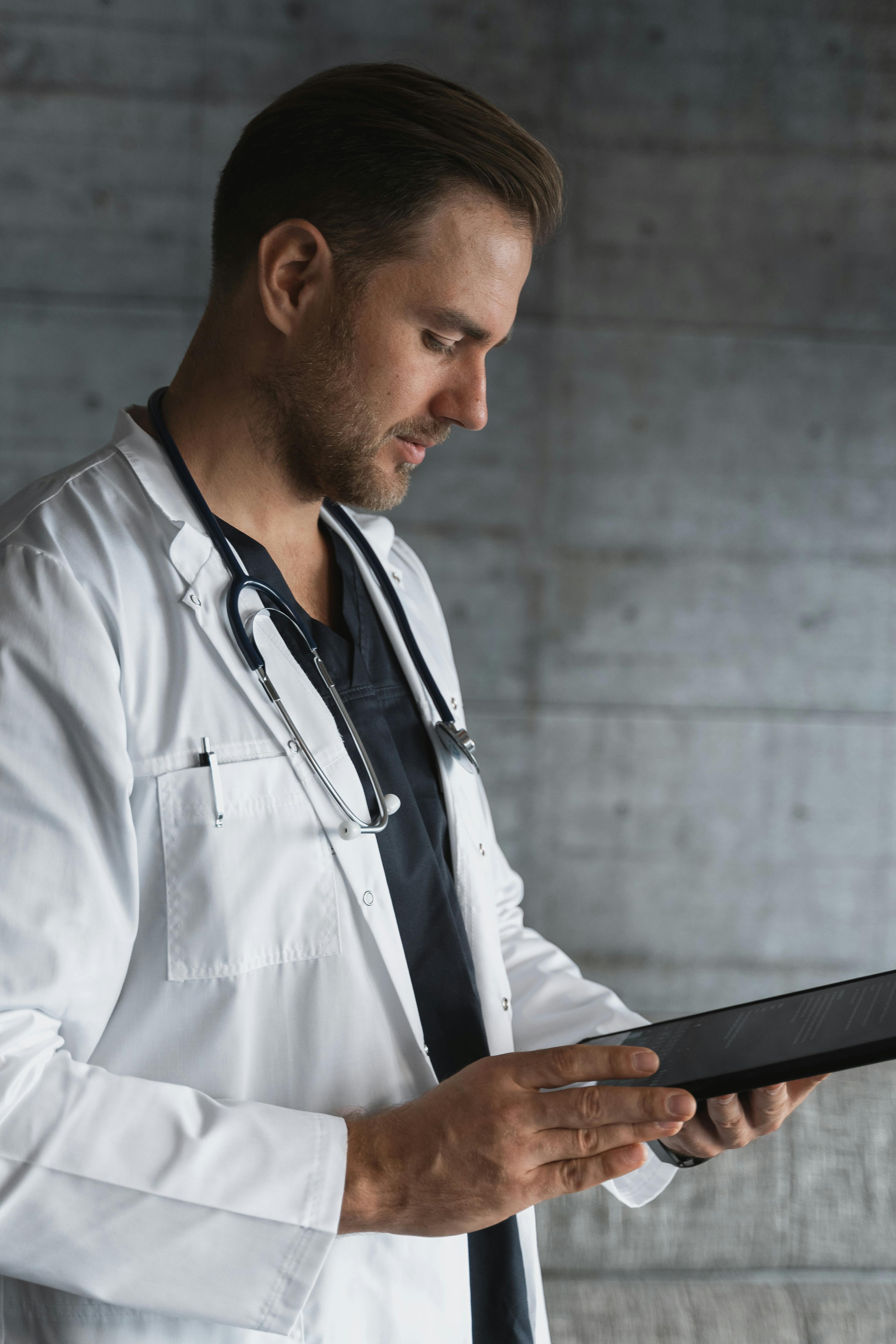 Medico utilizando tablet - Interfaz moderna Jedy Health