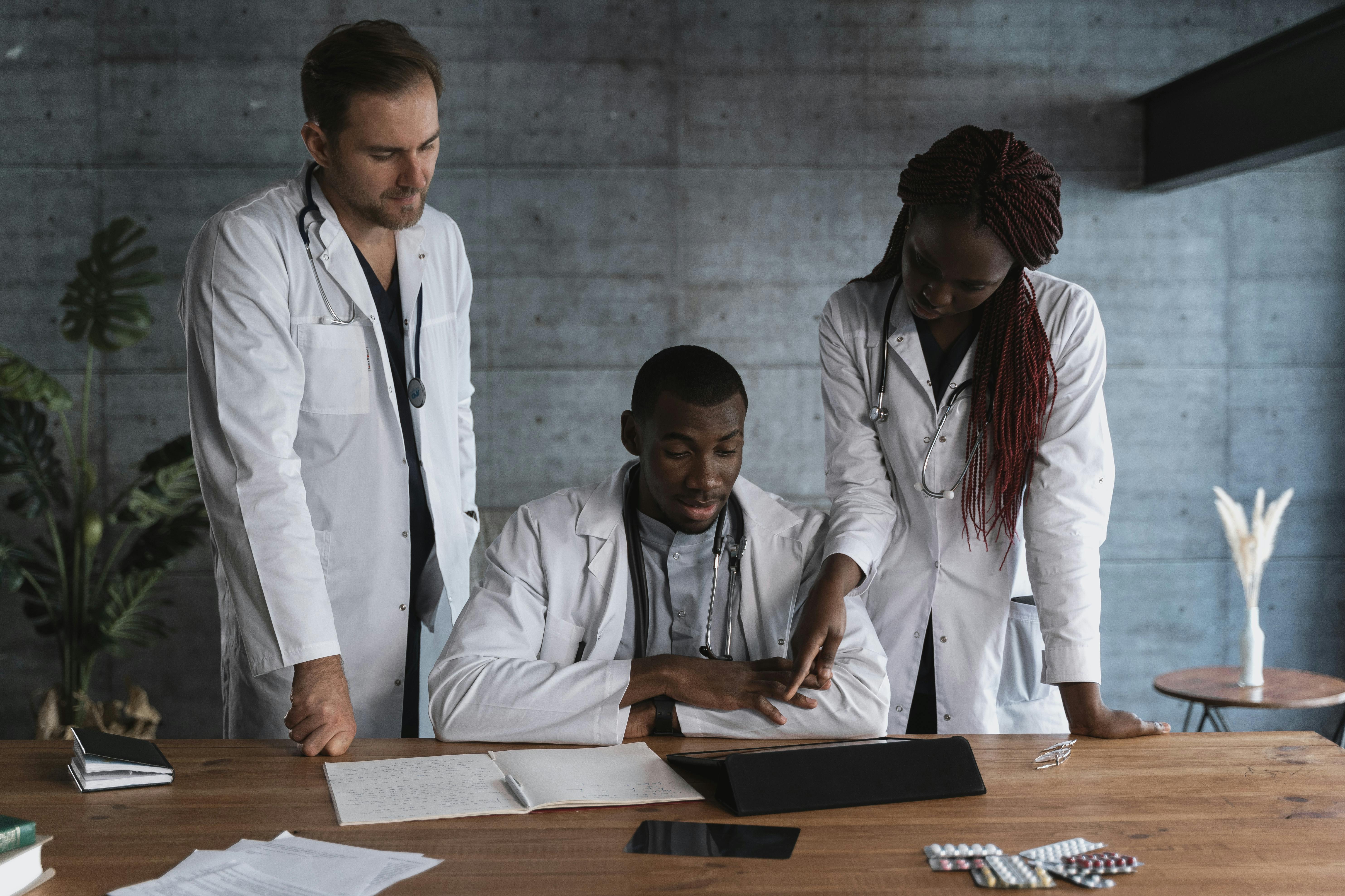 Equipo médico trabajando con tecnología